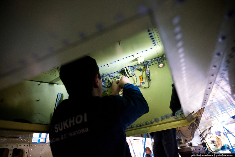 Illustration for article titled These Riveting Photos Show How Russia's Su-34 Fullback Fighter-Bombers Get Built